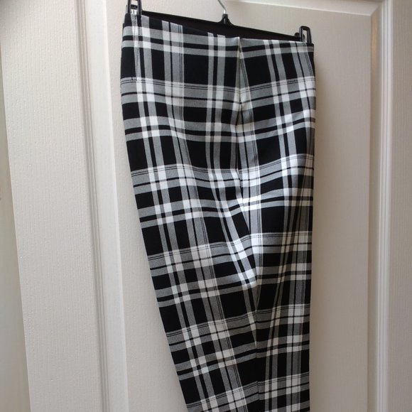 Nygard Black & White Capris - Picture 1 of 5